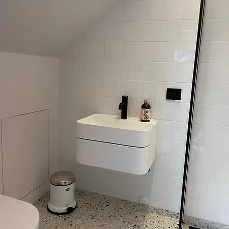 Tomannsbolig Pa Rosenborg 度假居 *